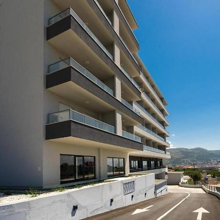 Apartment With Seaview + Private Garage Parking 斯普利特 外观 照片