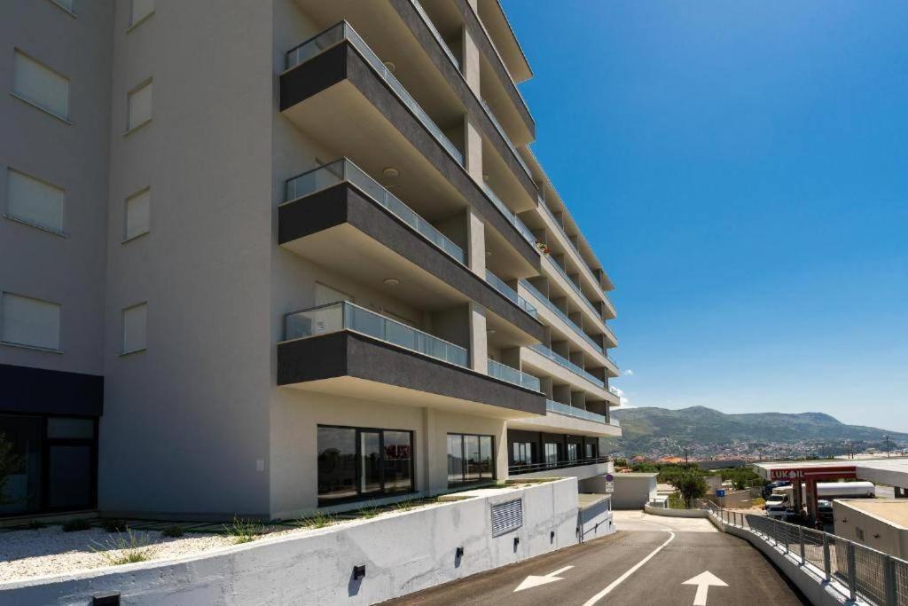 Apartment With Seaview + Private Garage Parking 斯普利特 外观 照片