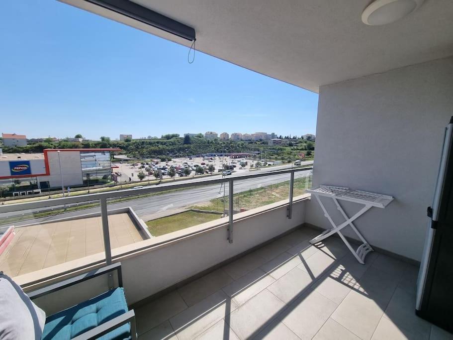Apartment With Seaview + Private Garage Parking 斯普利特 外观 照片